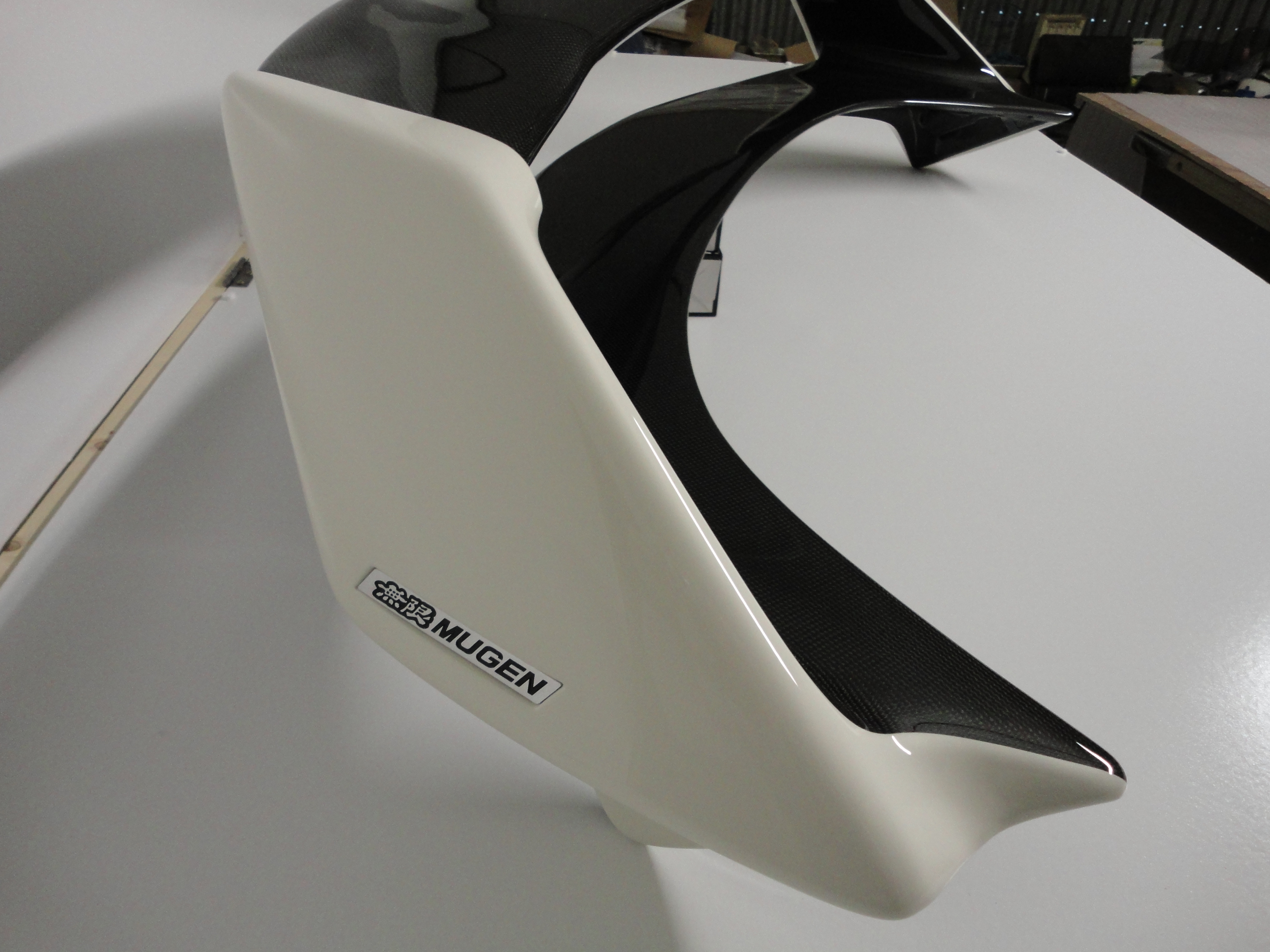 HONDA CIVIC FN 3DR 06- M STYLE SPOILER IN CARBON FIBER WITH SIDES PAINTED